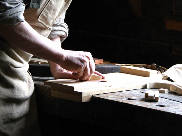 Nuestro equipo de profesionales cuenta  con muchos años de contrastada <strong>experiencia</strong> en el sector de la <strong>carpintería de madera en Cadalso</strong>.